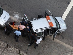 Mulher socorrida após cair em trilhos do metrô no Rio (Foto: VC no G1)