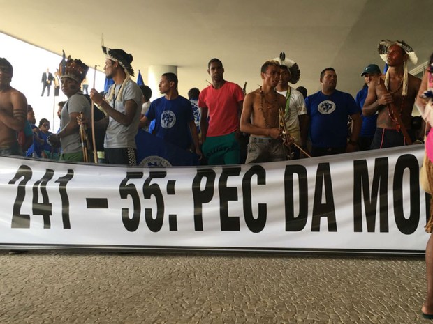 Com arcos e flechas, índios protestam no Palácio do Planalto contra PEC que limita gastos públicos (Foto: Gabriel Luiz/G1)