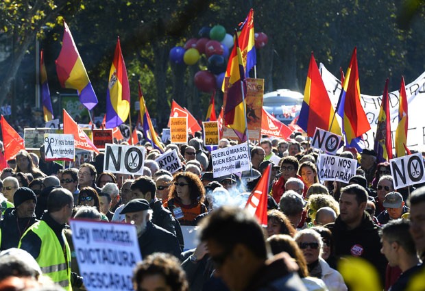 Prostestos ocorrem na Espanha contra austeridade neste sábado (23) (Foto: Gerard Julien/AFP)