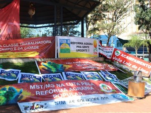 Faixas usadas em manifesto na praça Ary Coelho em Campo Grande. (Foto: Priscilla dos Santos/ G1 MS) Faixas usadas em manifesto na praça Ary Coelho em Campo Grande. (Foto: Priscilla dos Santos/ G1 MS)