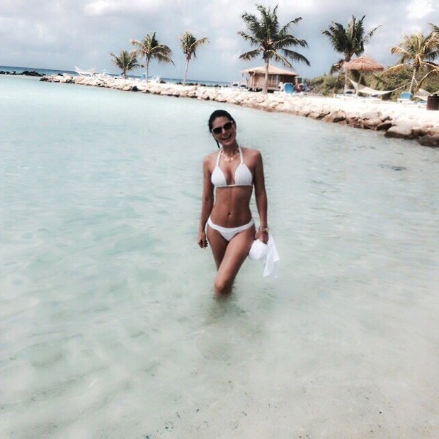Natália Guimarães em praia de Aruba (Foto: Instagram/ Reprodução)