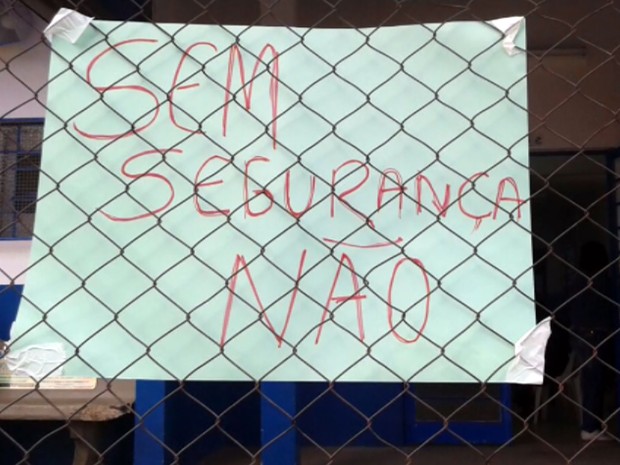 Cartaz afixado em unidade de atendimento médico em Campinas (Foto: Reprodução EPTV)