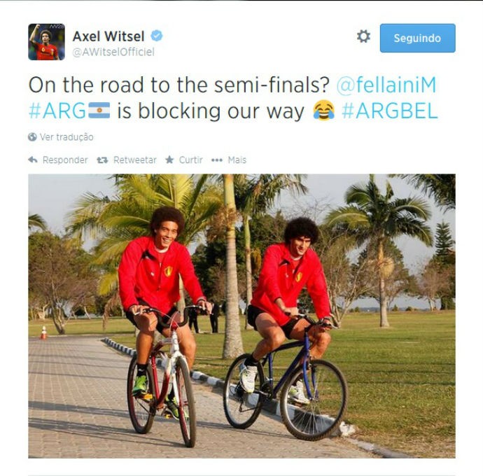 Witsel e Fellaini, da Bélgica, de bicicleta (Foto: Reprodução Twitter)