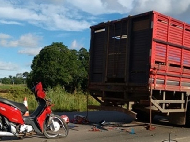 O caminhão estava parado esperando a pista ser liberado quando o motoqueiro bateu na traseira, morrendo na hora. (Foto: Ariquemes 190/Divulgação) O caminhão estava parado esperando a pista ser liberado quando o motoqueiro bateu na traseira, morrendo na hora. (Foto: Ariquemes 190/Divulgação)