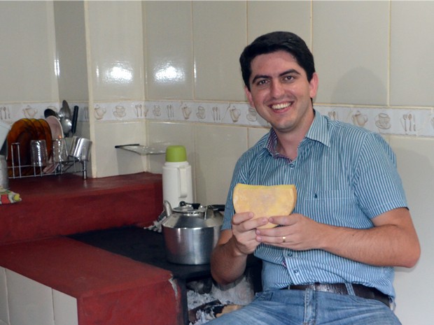 Osvaldinho segura o parmesão de Alagoa na cozinha de um de seus fornecedores (Foto: Samantha Silva / G1)