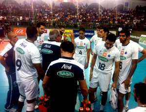 Jogadores recebem orientação de Marcelo Mendéz (Foto: Rodrigo Fuscaldi / Globoesporte.com)