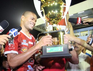 Anselmo recebe a taça de campeão do segundo turno do Campeonato Potiguar (Foto: Márcio Barbosa)