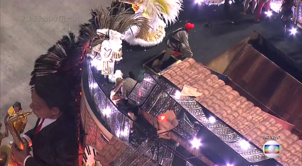 Vídeo mostra bombeiro socorrendo homem no alto de carro alegórico da Tijuca (Foto: Reprodução/TV Globo)