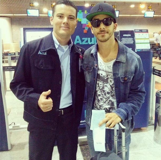 Junior Lima com fã em aeroporto de Recife (Foto: Reprodução)