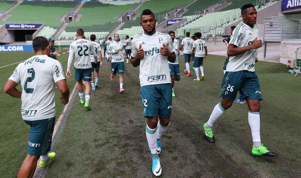 Borja (ao centro) puxa a fila no treino do Palmeiras na arena, na terça (Foto: Cesar Greco / Ag. Palmeiras)