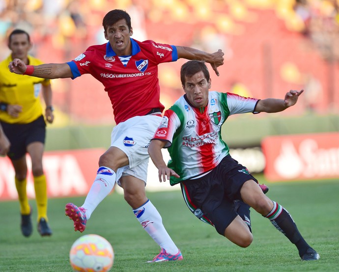 Fabian Porras E Carlos Farias, Palestino x Nacional-URU (Foto: AFP)