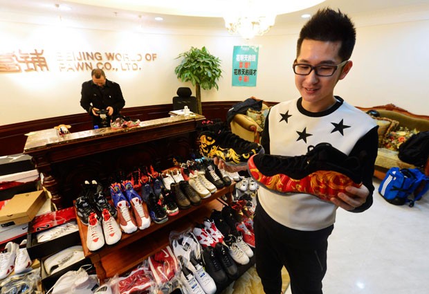 Jovem penhorou sua coleção de 283 pares de tênis Nike Air Jordan (Foto: Reuters)