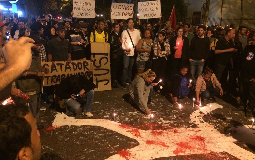 Manifestantes acendem velas na rua em homenagem a carroceiro morto por PM (Foto: Lívia Machado/G1)
