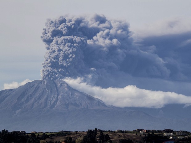 O vulcão Calbuco, novamente em erupção, é visto de Puerto Varas, no Chile, na quinta-feira (30) (Foto: AP Photo/David Cortes Serey/Agencia Uno)