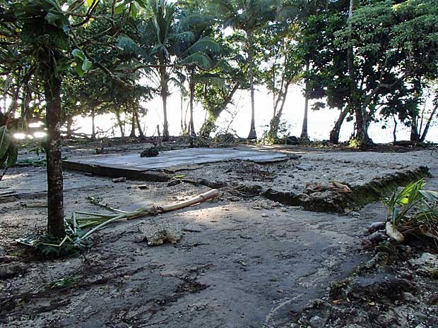 Tsunami varre casa em lata, nas Ilhas Salomão. (Foto: Reuters)