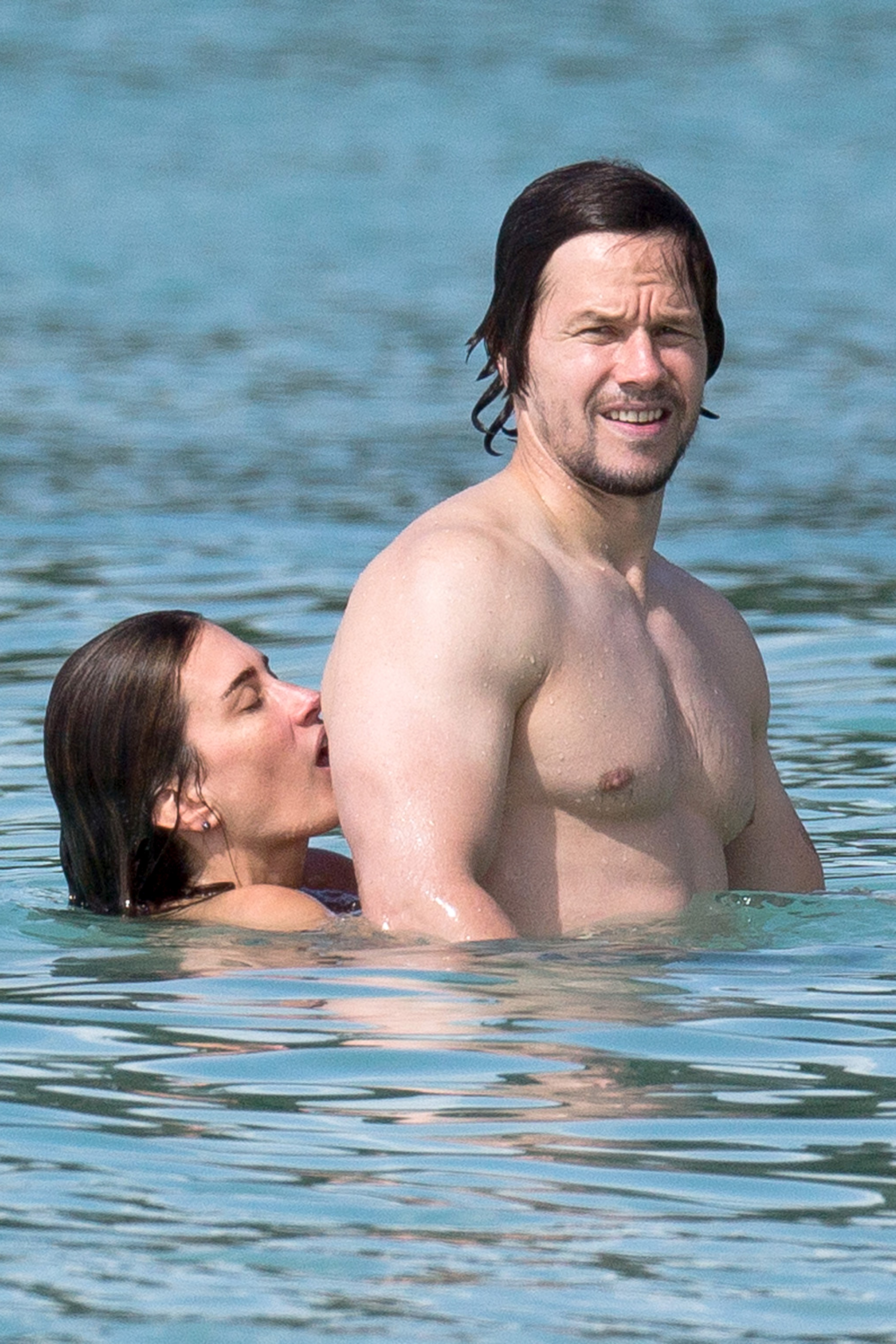 Em clima de romance, Mark Wahlberg curte praia com a mulher, que mostra  demais - Quem | QUEM News