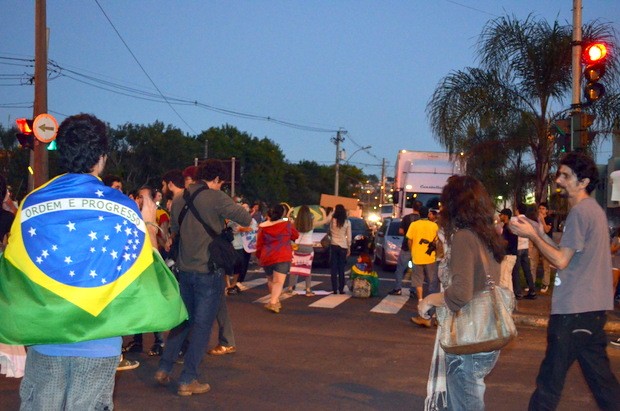 Manifestantes pararam a Av. Dr. Paulo de Moraes contra a alta da tarifa de ônibus (Foto: Fernanda Zanetti/G1)