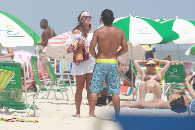 Deborah Secco e marido em praia na Barra da Tijuca, RJ (Foto: Delson Silva / Agnews)