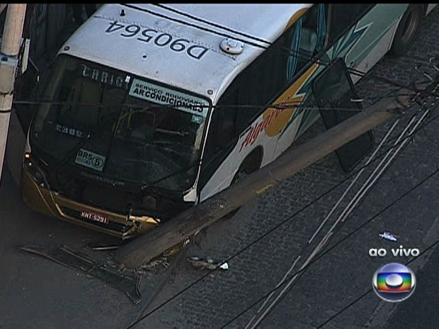 Ônibus bate e fecha parte de via na Avenida Brasil, sentido Centro. (Foto: Reproduçao / TV Globo)