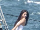 Selena Gomez relaxa em iate com Cara Delevingne