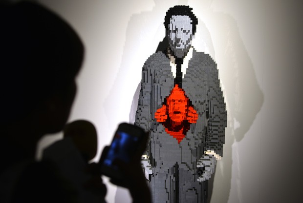 Homem de Lego exibe 'hospedeiro indesejado' (Foto: Peter Parks/AFP)