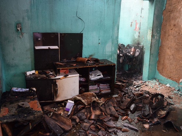 Móveis foram destruídos durante o incêndio (Foto: Lay Amorim/ Brumado Notícias) Móveis foram destruídos durante o incêndio (Foto: Lay Amorim/ Brumado Notícias)