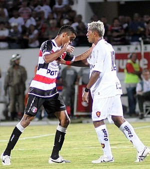 Marcelinho Paraíba x Éverton Sena - Santa Cruz - Sport (Foto: Aldo Carneiro)