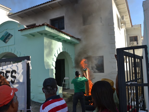 Manifestantes atearam fogo a pneus dentro da sede do Incra (Foto: Ascom/Rafael Soriano)