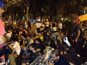 Grupo senta na Rua Pinheiro Machado (Foto: Alba Valéria Mendonça/G1)