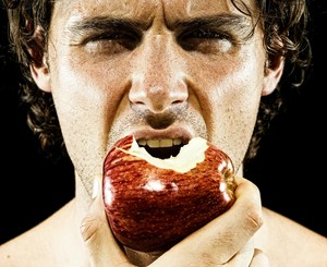 homem comendo maça eu atleta (Foto: Getty Images) homem comendo maça eu atleta (Foto: Getty Images)
