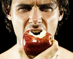 homem comendo maça eu atleta (Foto: Getty Images)