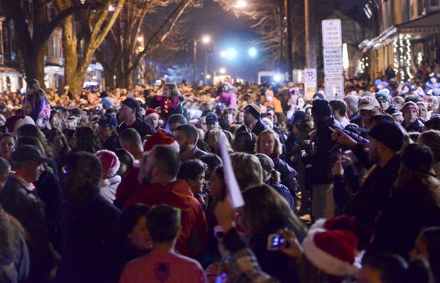 Milhares de pessoas se reúnem do lado de fora da casa de Delaney para coral de Natal (Foto: Reading Eagle, Ben Hasty/AP)