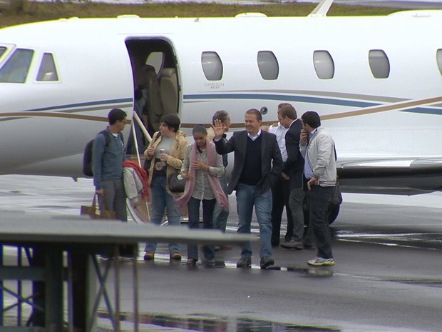 Eduardo Campos e Marina Silva chegam ao aeroporto de Juiz de Fora (MG). (Foto: Reprodução/TV Integração)