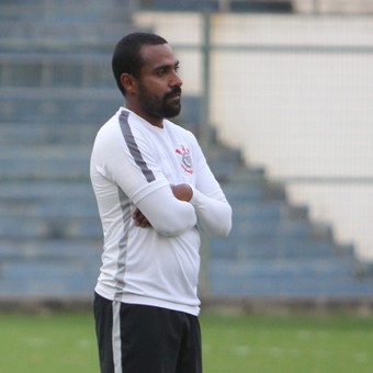 Coelho estreia, termina jogo sem voz e espera mais chances no Corinthians