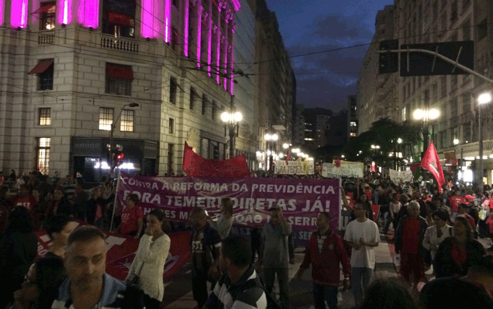 Manifestantes em frente ao Theatro Municipal, no Centro de São Paulo (Foto: Paulo Toledo Piza/G1)