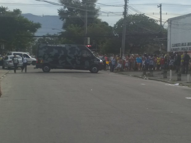 Curiosos olham de longe o local onde o traficante foi encontrado  morto (Foto: Christiano Ferreira/G1)