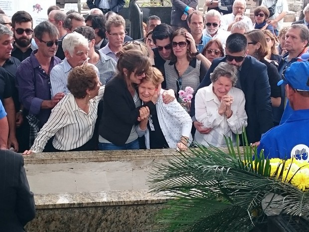 Corpo de Ana Lúcia Neves é enterrado; o pai Antônio Manuel, de camisa azul clara com listras, e a mãe Hilda, de camisa listrada preta e branca (Foto: Janaína Carvalho / G1)
