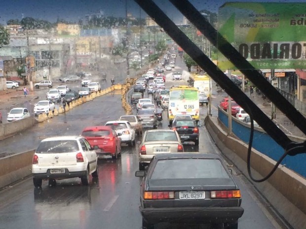 Alagamento causou congestionamento no viaduto da UFMT (Foto: Bruna Barbosa/G1)