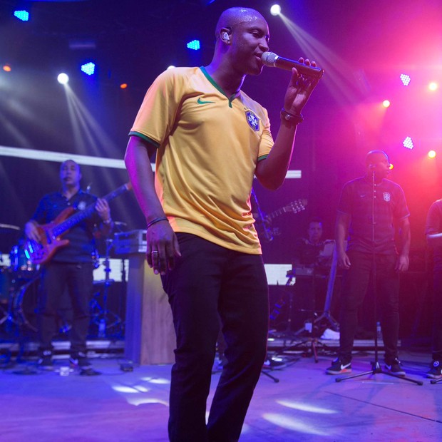 O cantor Thiaguinho foi uma das atrações da noite de abertura (Foto: Miguel Sá)