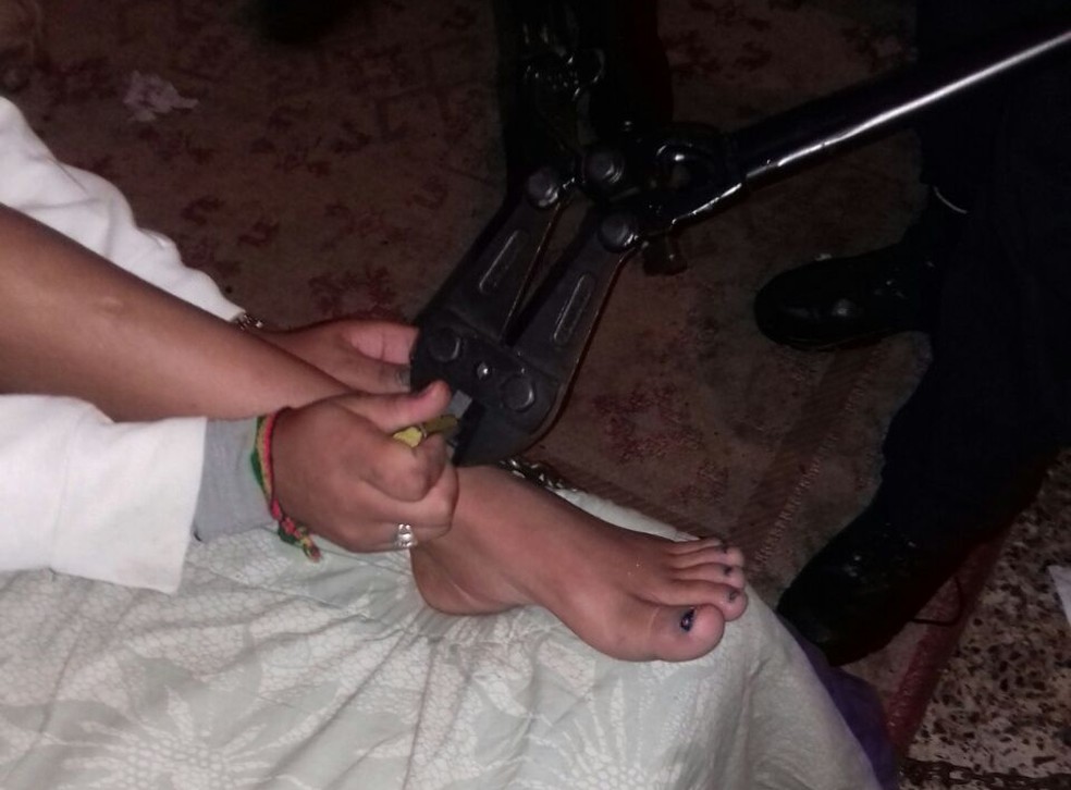 Adolescente foi encontrada acorrentada em guarda-roupa de casa em Sorocaba (Foto: Guarda Civil Municipal/Divulgação)