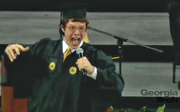 Estudante Nick Selby discursa para os calouros da Georgia Tech (Foto: Reprodução/Youtube/Georgia Tech)