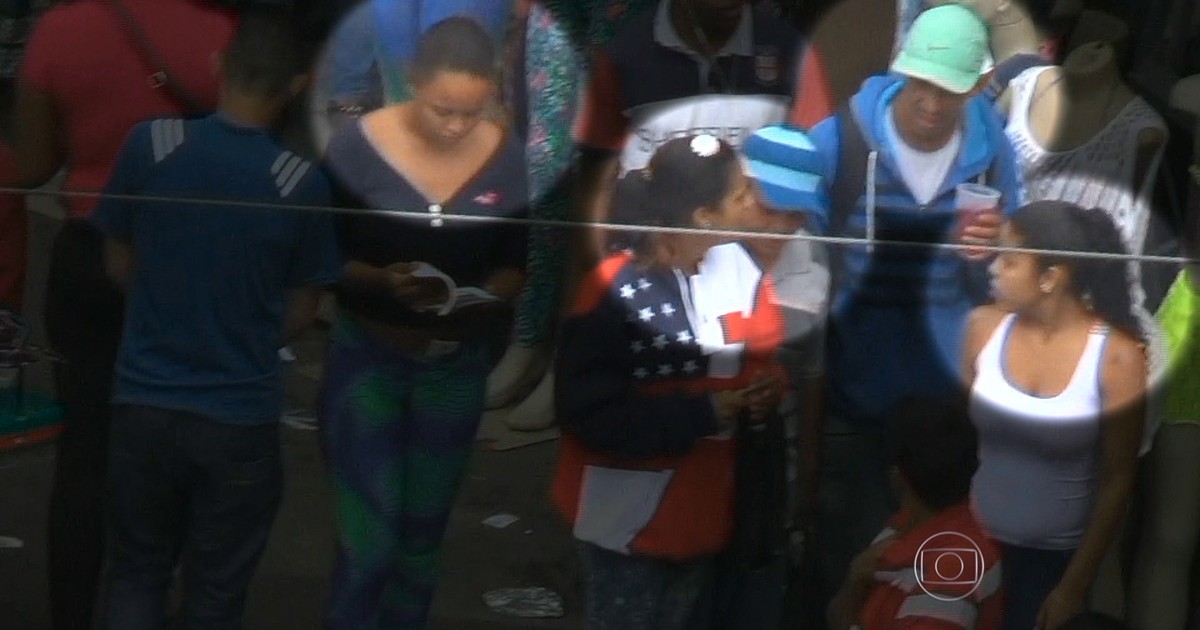 Resultado de imagem para foto Ladrões furtando celular em viaduto no Centro de São Paulo.