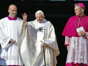 O papa emérito Bento XVI também esteve na cerimônia neste domingo (19) (Foto: Tony Gentile/Reuters)