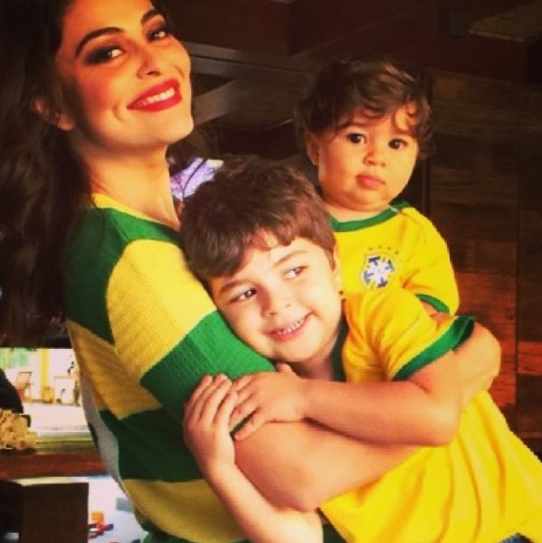 Juliana Paes e filhos com roupa do Brasil (Foto: Instagram / Reprodução)