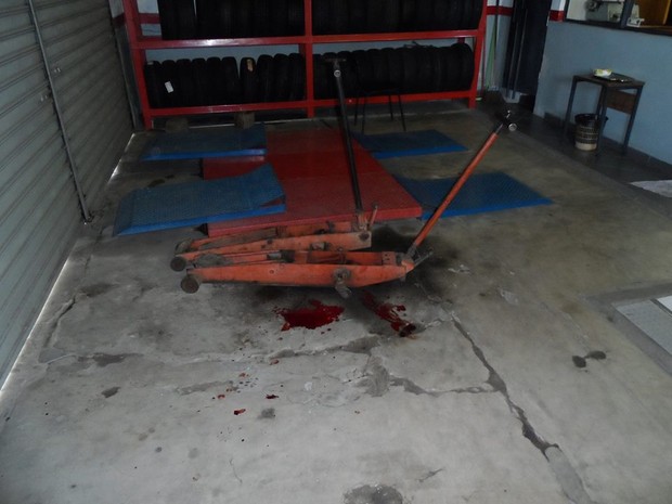 No interior da loja havia marcas de sangue no chão, próximo ao escritório onde Brasil foi baleado. (Foto: Bárbara Freitas/InterTV)