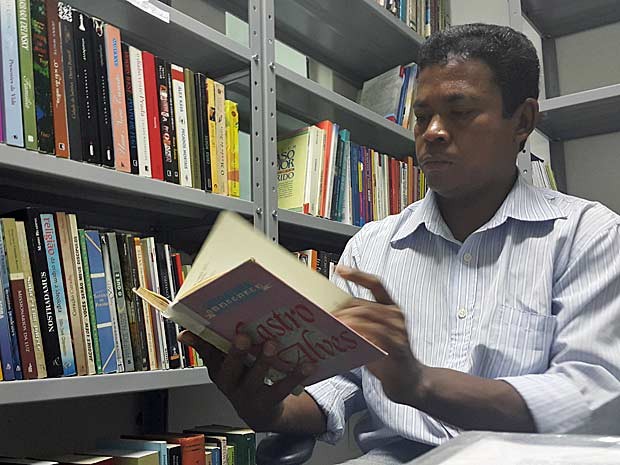 O cobrador de ônibus Antônio, em salinha para abrigar livros que são colocados em biblioteca em ônibus no DF (Foto: Raquel Morais/G1)