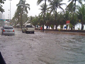 Água chegou a invadir calçadão da Avenida Boa Viagem (Foto: Denny Farias / Globo Nordeste)