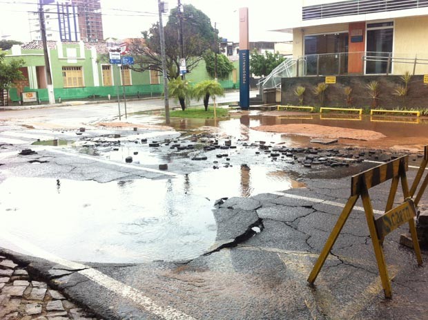 G1 Tubulação De água Rompe E Avenida é Interditada Em Natal Notícias Em Rio Grande Do Norte 6452