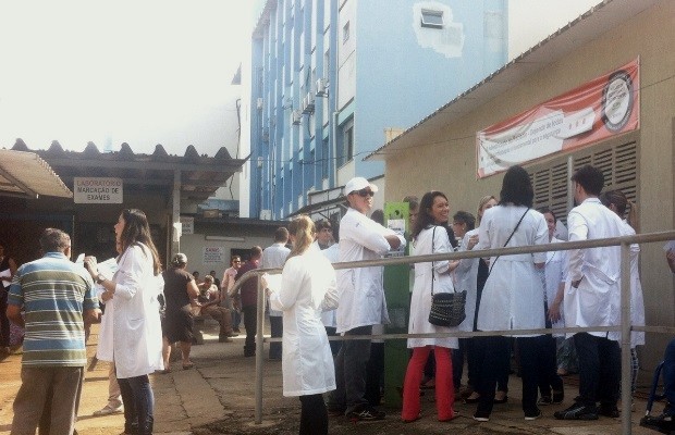 Cerca de 120 médicos residentes fazem paralisação em Goiás (Foto: Reprodução/TV Anhanguera)