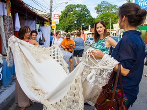 Estilistas cariocas ficam encantadas com artesanato alagoano (Foto: Jonathan Lins/G1)
